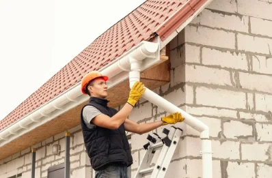 Pose et remplacement de gouttières à Cossaye